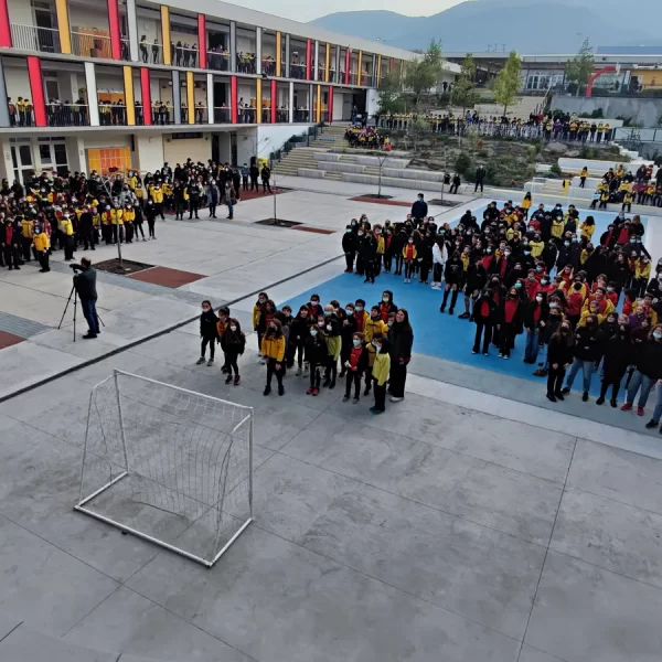 muchos alumnos en patio_15
