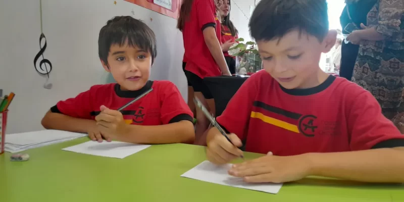 niños escribiendo_11 niños escribiendo_11